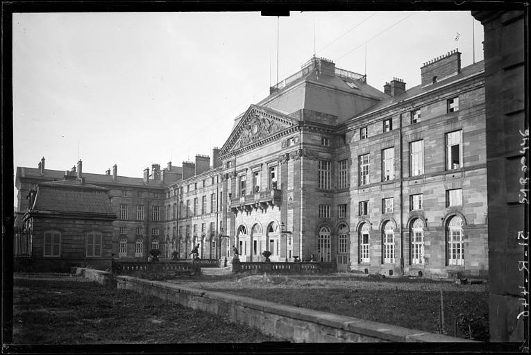 Façade principale sur la place : pavillon central, aile de gauche et retour