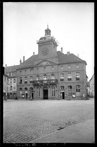 Façade sur la place