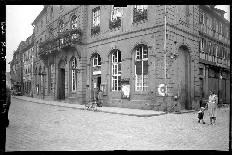 Façade sur la place : traces de balles au rez-de-chaussée