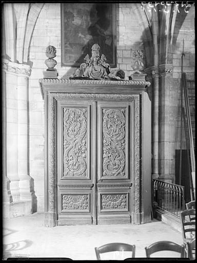 Tambour de porte provenant de l'hôtel des Arquebusiers, bois sculpté : ensemble