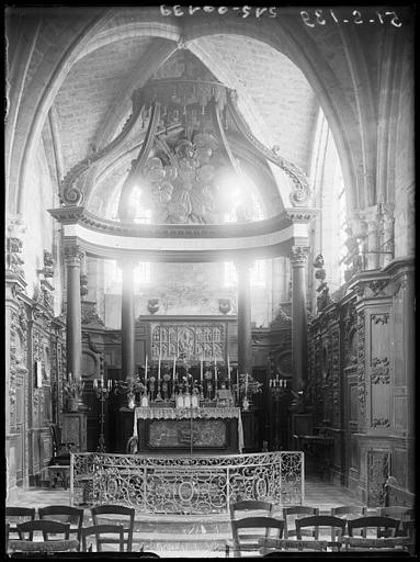 Ensemble du choeur : table de communion et baldaquin