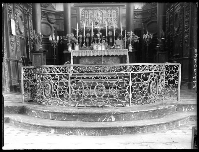 Choeur : table de communion en fer forgé