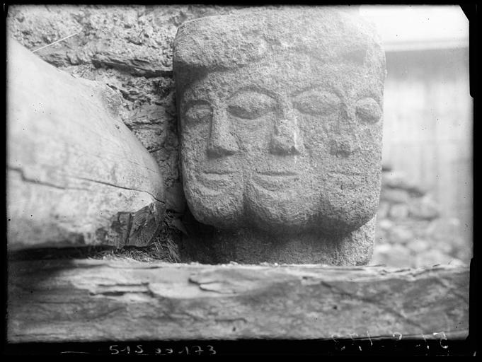 Sculpture tricéphale en roche serpentine bleuâtre