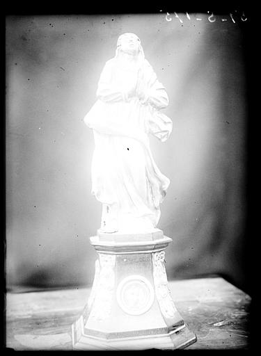 Statue en pierre : sainte