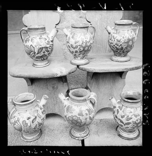 Pots de pharmacie, A : six pièces de faïence de Lyon