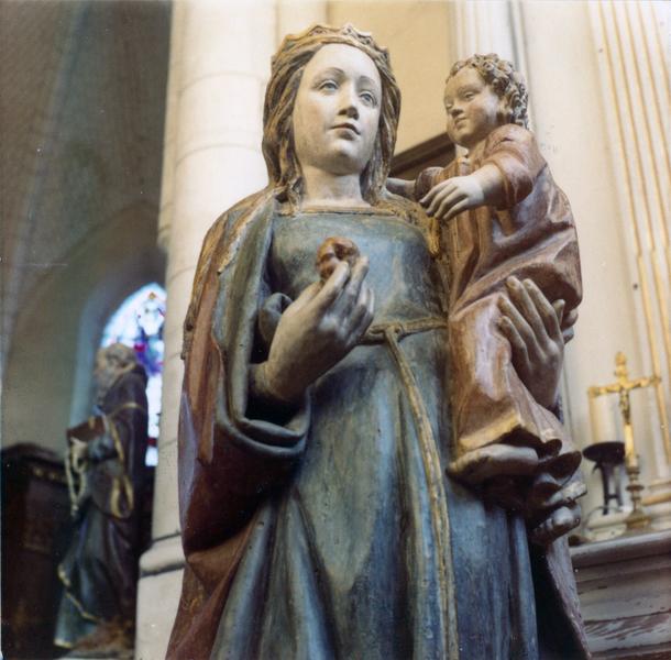 statue : Vierge à l'Enfant, détail du buste et du visage de la Vierge, de la main tenant la pomme et de l'Enfant