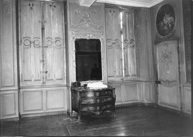 boiseries de la chambre du chevalier Cappy (côté nord), console et miroir