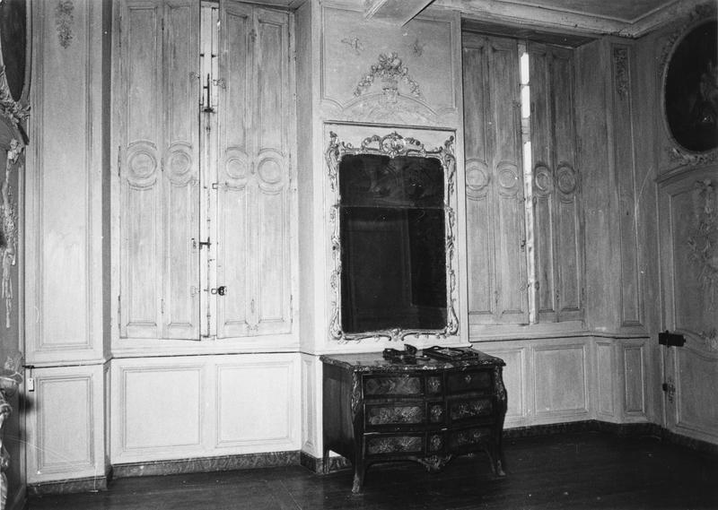 boiseries de la chambre du chevalier Cappy (côté nord), console et miroir