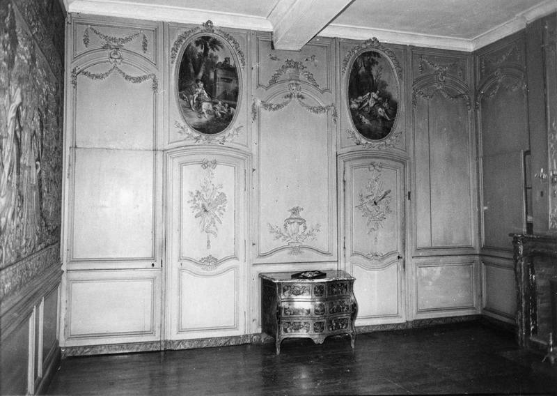 boiseries de la chambre du chevalier Cappy (côté sud), commode, deux médaillons de dessus-de-porte