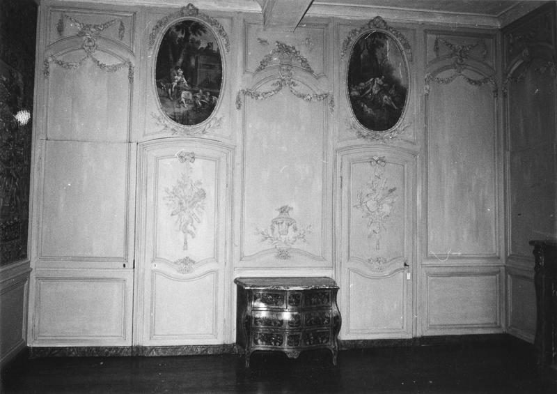 boiseries de la chambre du chevalier Cappy (côté sud), commode, deux médaillons de dessus-de-porte