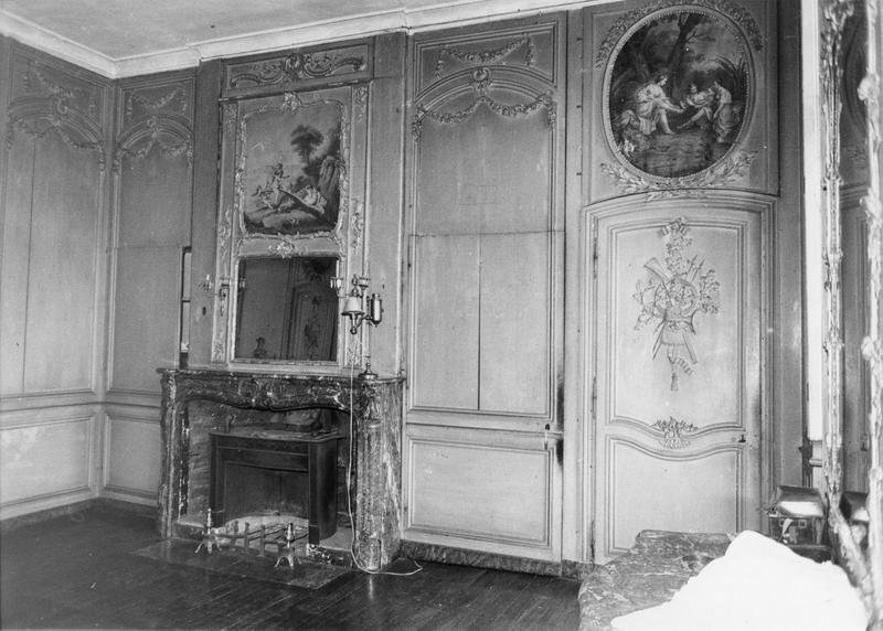 boiseries de la chambre du chevalier Cappy (côté ouest), cheminée, miroir, décor de dessus-de-cheminée, médaillon de dessus-de-porte