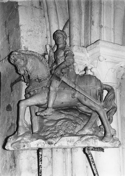 groupe sculpté (statue équestre en pierre) : saint Julien, in situ - © Ministère de la Culture (France), Médiathèque du patrimoine et de la photographie (objets mobiliers), tous droits réservés
