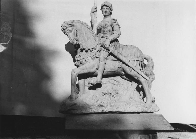 groupe sculpté (statue équestre en pierre) : saint Julien, détail - © Ministère de la Culture (France), Médiathèque du patrimoine et de la photographie (objets mobiliers), tous droits réservés