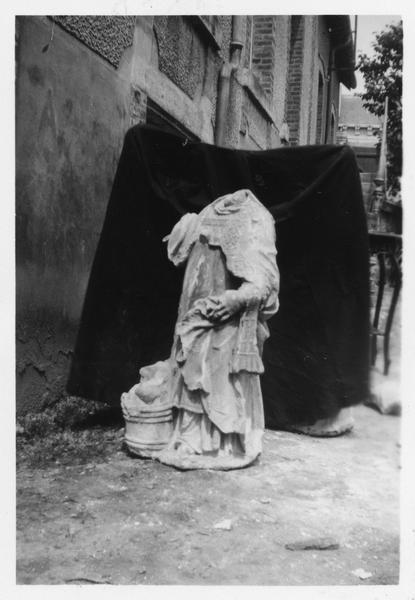 statue : Saint Nicolas, tête manquante