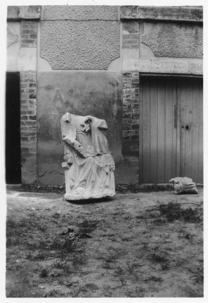 statue : Vierge à l'Enfant, déposée, têtes manquantes