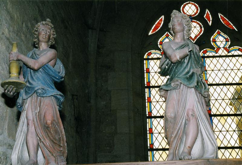 statues : deux Anges céroféraires, un ange avec main droite manquante
