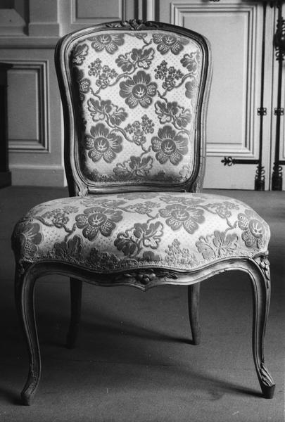 fauteuil (chauffeuse) style Louis XV, avec motif floral sur le bois - © Ministère de la Culture (France), Médiathèque du patrimoine et de la photographie (objets mobiliers), tous droits réservés