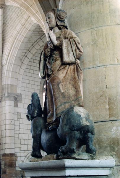 statue : Sainte Marthe, profil droit