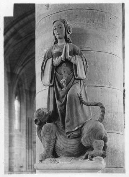 statue : Sainte Marthe, vue de face