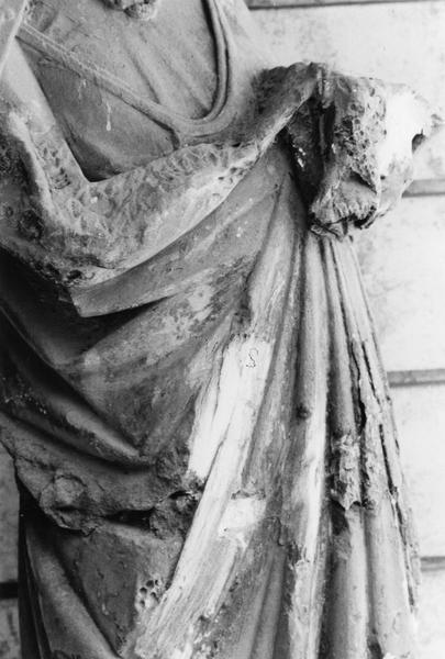 statue : Vierge à l'Enfant, détail du vêtement