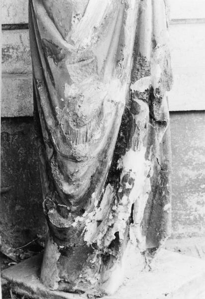 statue : Vierge à l'Enfant, détail du bas de vêtement