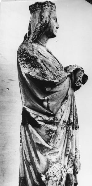 statue : Vierge à l'Enfant, profil droit