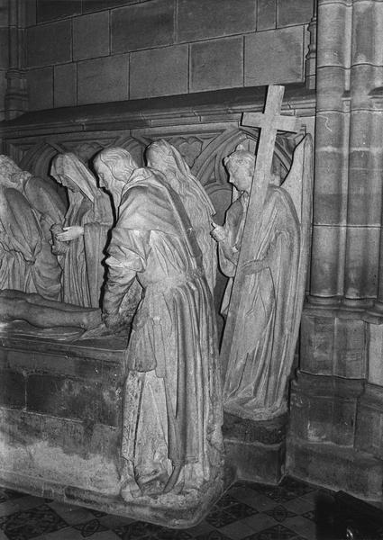 groupe sculpté (grandeur nature) : La Mise au tombeau, personnages (saint Joseph d'Arimathie) de dos aux pieds du Christ, ange portant la croix