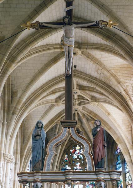 calvaire (groupe sculpté) : Christ en croix, entre la Vierge et saint Jean