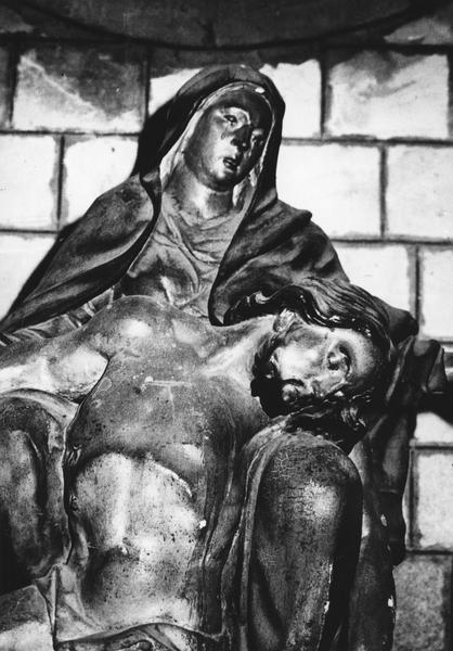 groupe sculpté : Vierge de Pitié, détail