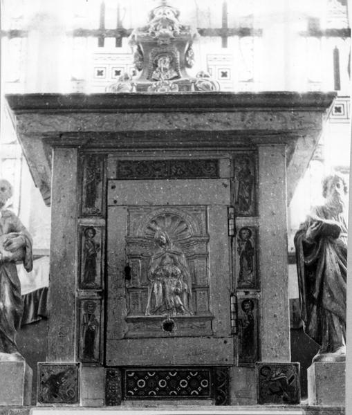 plaques décoratives sur le tabernacle : L'Eglise et La Synagogue, Deux évangélistes, Saint Luc, Saint Jean, Six apôtres