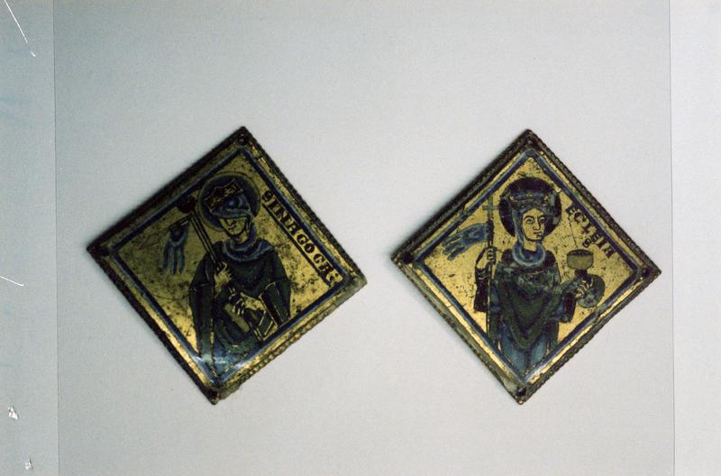 deux plaques décoratives : L'Eglise, La Synagogue