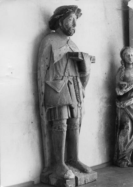 statue : Saint Loïc tenant un livre, profil droit