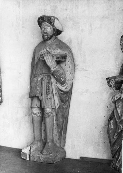 statue : Saint Loïc tenant un livre, profil gauche
