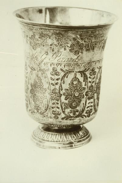 gobelet G. Pérard et décor végétal - © Ministère de la Culture (France), Médiathèque du patrimoine et de la photographie (objets mobiliers), tous droits réservés
