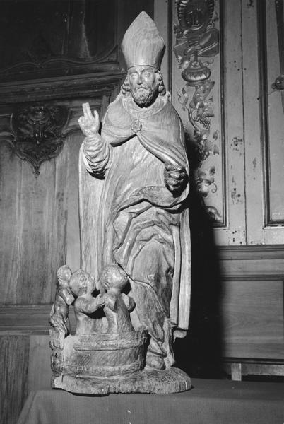 groupe sculpté : Saint Nicolas et les enfants