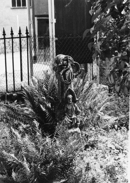 croix de cimetière : Dieu le Père surmonté d'un ange
