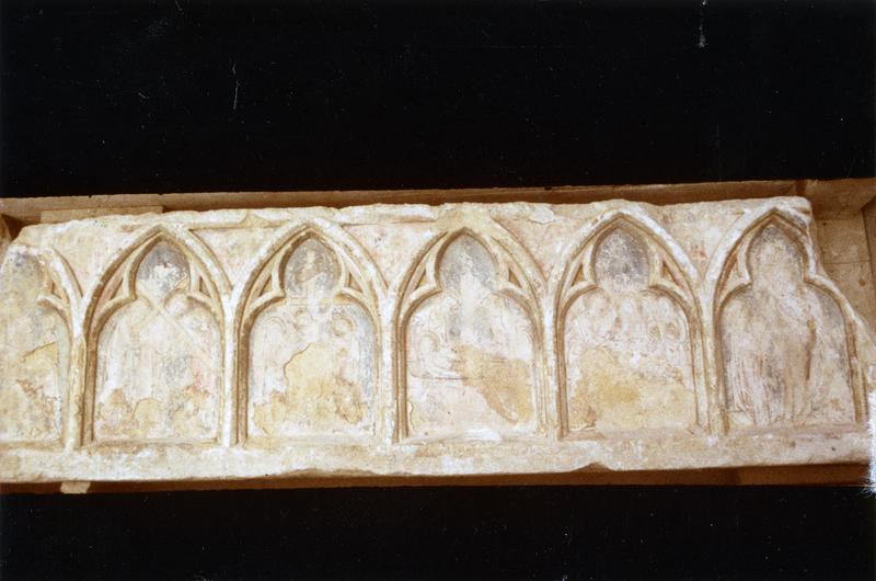 retable : scènes peintes dans des arcatures sculptées en bas-relief