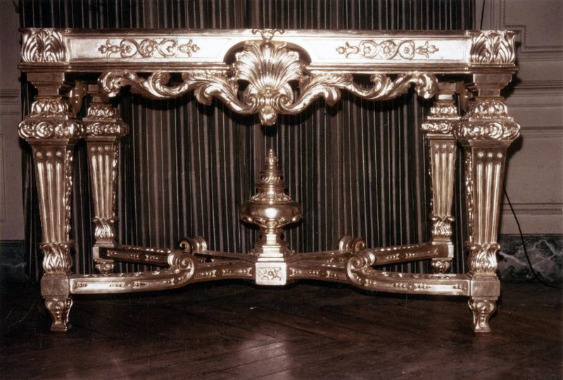 console - © Ministère de la Culture (France), Médiathèque du patrimoine et de la photographie (objets mobiliers), tous droits réservés