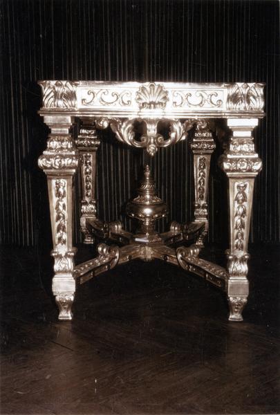 console - © Ministère de la Culture (France), Médiathèque du patrimoine et de la photographie (objets mobiliers), tous droits réservés