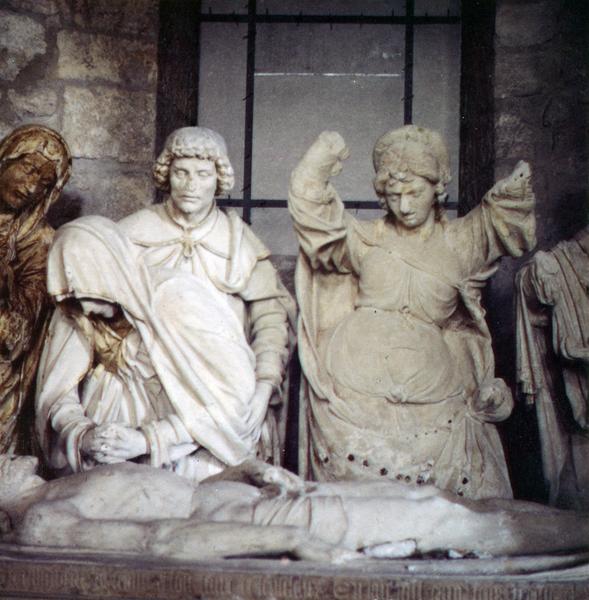 groupe sculpté : La Mise au tombeau, détail de la Vierge