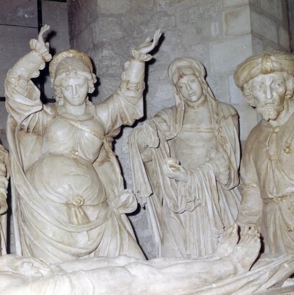 groupe sculpté : La Mise au tombeau, groupe de personnages à la tête du Christ, sainte Madeleine