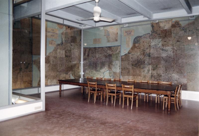 mobilier de la salle de la reddition du 7 mai 1945 : cartes géographiques, table, chaises (13), ventilateur - © Ministère de la Culture (France), Médiathèque du patrimoine et de la photographie (objets mobiliers), tous droits réservés