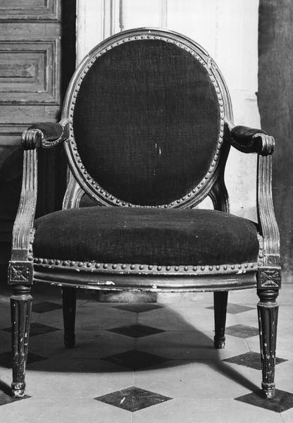 fauteuil style Louis XVI, à grand médaillon