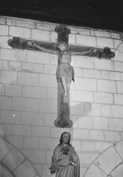 statue : Christ en croix