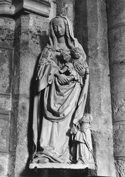 groupe sculpté (petite nature) : Vierge à l'Enfant avec un donateur - © Ministère de la Culture (France), Médiathèque du patrimoine et de la photographie (objets mobiliers), tous droits réservés