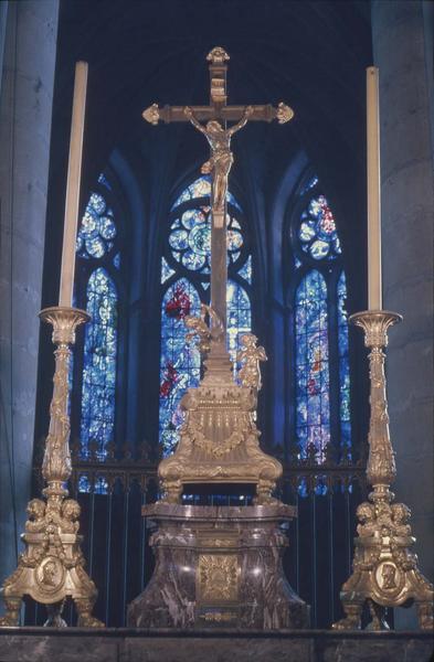 garniture de l'autel du cardinal : chandeliers et croix