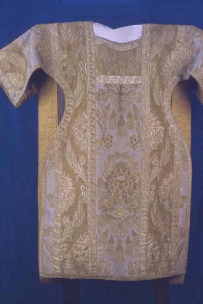 Ensemble : ornement de 3e ordre du sacre de Charles X (chasuble, 4 chapes, 7 dalmatiques, 4 étoles, 8 manipules)