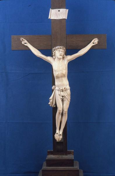 Statuette : Christ en croix