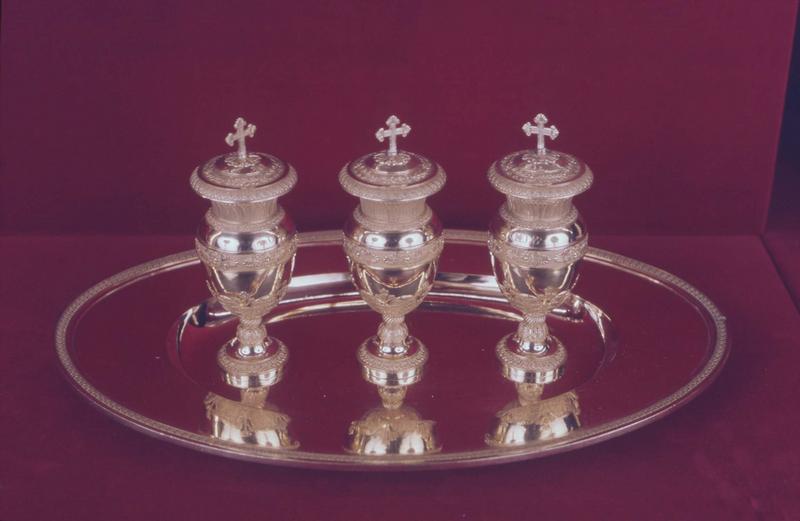 3 ampoules aux saintes huiles et plateau de la chapelle du prélat consécrateur (service du sacre de Charles X)