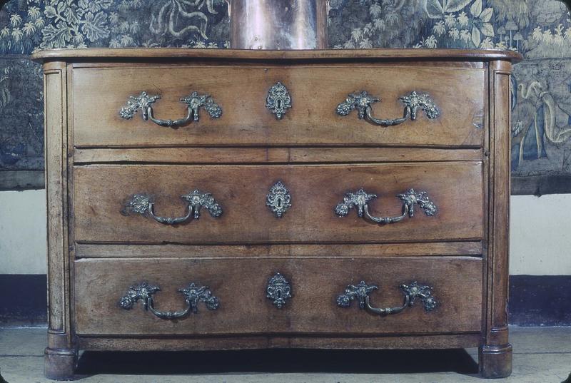 commode galbée - © Ministère de la Culture (France), Médiathèque du patrimoine et de la photographie (objets mobiliers), tous droits réservés